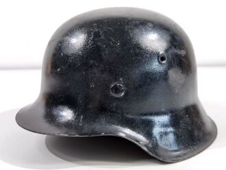 Stahlhelm Modell 1942 mit originalem Innenfutter, Zugband...