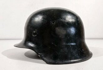 Stahlhelm Modell 1942 mit originalem Innenfutter, Zugband...