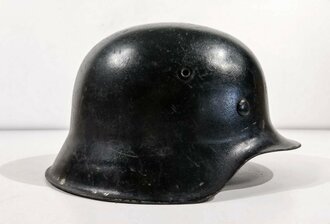 Stahlhelm Modell 1942 mit originalem Innenfutter, Zugband und Nieten. Schwarz überlackierte 62er Glocke