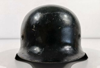 Stahlhelm Modell 1942 mit originalem Innenfutter, Zugband und Nieten. Schwarz überlackierte 62er Glocke