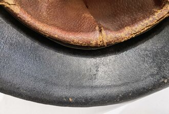 Stahlhelm Modell 1942 mit originalem Innenfutter, Zugband und Nieten. Schwarz überlackierte 62er Glocke