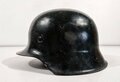 Stahlhelm Modell 1942 mit originalem Innenfutter, Zugband und Nieten. Schwarz überlackierte 62er Glocke