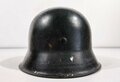 Stahlhelm Modell 1942 mit originalem Innenfutter, Zugband und Nieten. Schwarz überlackierte 62er Glocke