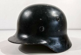 Stahlhelm Modell 1942 mit originalem Innenfutter, Zugband...