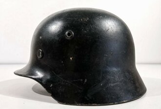 Stahlhelm Modell 1942 mit originalem Innenfutter, Zugband...