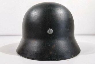 Stahlhelm Modell 1942 mit originalem Innenfutter, Zugband und Nieten. Schwarz überlackierte ET 62 Glocke