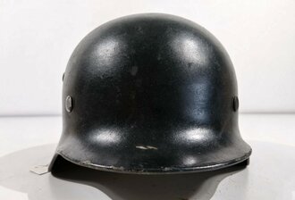 Stahlhelm Modell 1942 mit originalem Innenfutter, Zugband und Nieten. Schwarz überlackierte ET 62 Glocke