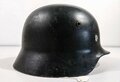 Stahlhelm Modell 1942 mit originalem Innenfutter, Zugband und Nieten. Schwarz überlackierte ET 62 Glocke