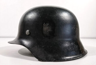 Stahlhelm Modell 1942 mit originalem Innenfutter, Zugband und Nieten. Schwarz überlackierte EF 68 Glocke