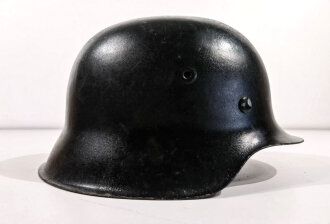 Stahlhelm Modell 1942 mit originalem Innenfutter, Zugband und Nieten. Schwarz überlackierte EF 68 Glocke