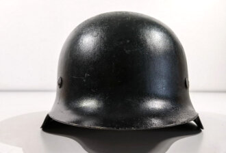 Stahlhelm Modell 1942 mit originalem Innenfutter, Zugband und Nieten. Schwarz überlackierte EF 68 Glocke