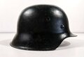 Stahlhelm Modell 1942 mit originalem Innenfutter, Zugband und Nieten. Schwarz überlackierte EF 68 Glocke