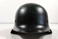 Stahlhelm Modell 1942 mit originalem Innenfutter, Zugband und Nieten. Schwarz überlackierte EF 68 Glocke