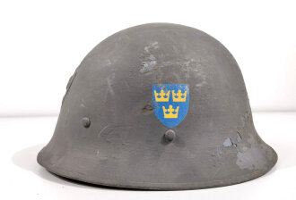 Schweden, Stahlhelm M21/26. Von der schwedischen Armee überlackiertes Stück in gutem Gesamtzustand