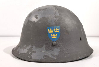 Schweden, Stahlhelm M21/26. Von der schwedischen Armee überlackiertes Stück in gutem Gesamtzustand