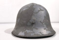 Schweden, Stahlhelm M21/26. Von der schwedischen Armee überlackiertes Stück in gutem Gesamtzustand