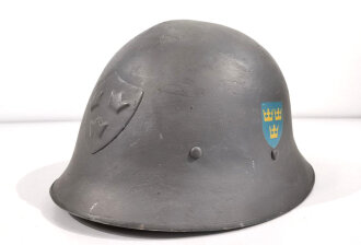 Schweden, Stahlhelm M21/26. Von der schwedischen Armee überlackiertes Stück in gutem Gesamtzustand