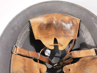 Schweden, Stahlhelm M21/26. Von der schwedischen Armee überlackiertes Stück in gutem Gesamtzustand