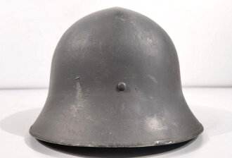 Schweden, Stahlhelm M21/26. Von der schwedischen Armee überlackiertes Stück in gutem Gesamtzustand