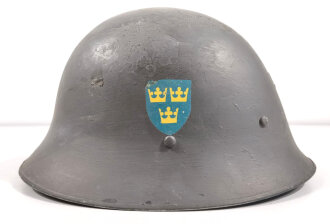 Schweden, Stahlhelm M21/26. Von der schwedischen Armee überlackiertes Stück in gutem Gesamtzustand