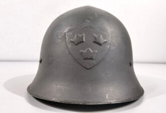 Schweden, Stahlhelm M21/26. Von der schwedischen Armee überlackiertes Stück in gutem Gesamtzustand