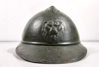 Belgien 1.Weltkrieg, Stahlhelm Adrian aus französischer Produktion. Mehrfach überlackiertes Stück