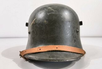 Stahlhelmglocke aus der Zeit des 1.Weltkrieg, Hersteller Si66. Anscheinend von einer anderen Armee weiterverwendetes Stück