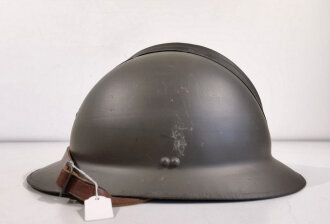 Belgien , Stahlhelm Modell 26/31. Zusammengehöriges Stück, vermutlich überlackiert