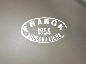 Frankreich, Stahlhelm Modell 1951 in sehr gutem Zustand. der Innenhelm datiert 1955, Variante in blau