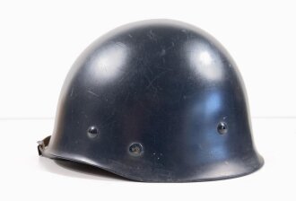 Frankreich, Stahlhelm Modell 1951 in gutem Zustand. der Innenhelm datiert 1965, Variante in blau