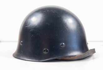 Frankreich, Stahlhelm Modell 1951 in gutem Zustand. der Innenhelm datiert 1965, Variante in blau