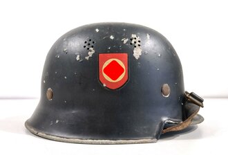 Feuerwehr III.Reich, Leichtmetallhelm Originallack mit beiden Abzeichen, dise zu beinahe 100% erhalten.