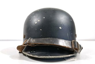 Feuerwehr III.Reich, Leichtmetallhelm Originallack mit beiden Abzeichen, dise zu beinahe 100% erhalten.