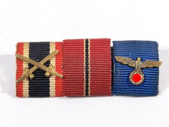 3er Bandspange mit Auflage. Kriegsverdienstkreuz 2. Klasse mit Schwertern / Winterschlacht im Osten / Dienstauszeichnung Wehrmacht 4 Jahre mit Auflage. Schöner getragener Zustand