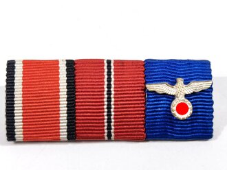 3er Bandspange mit Auflage. Eisernes Kreuz 2. Klasse 1939 / Winterschlacht im Osten / Dienstauszeichnung Wermacht 4 Jahre mit Auflage. Sehr schöner Zustand