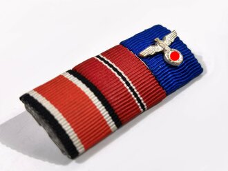 3er Bandspange mit Auflage. Eisernes Kreuz 2. Klasse 1939 / Winterschlacht im Osten / Dienstauszeichnung Wermacht 4 Jahre mit Auflage. Sehr schöner Zustand