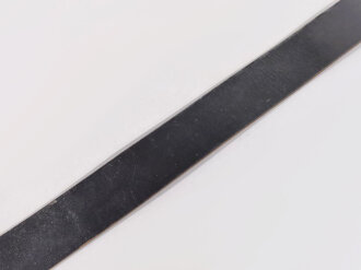 Deutsches Rotes Kreuz, Feldbinde für Offiziere.  Schwarzes Leder, zusammengehöriges Stück, Gesamtlänge 111cm