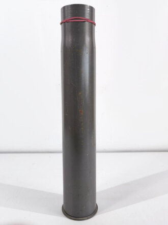 Kartusche für 8,8cm Flak 18 der Wehrmacht aus Eisen. Neuzeitlich grau lackiert, datiert 1944, Höhe 57cm
