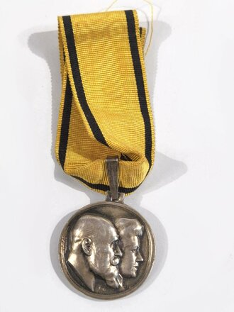 Württemberg, silberne Hochzeitsmedaille 1911, am Band. Erhalten haben diese Medaille alle Gäste die den Feierlichkeiten beigewohnt haben.