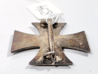 Eisernes Kreuz 1.Klasse 1914, Hersteller "SW" für Sy & Wagner auf der Nadel. Angelaufenes, ungereinigtes Stück
