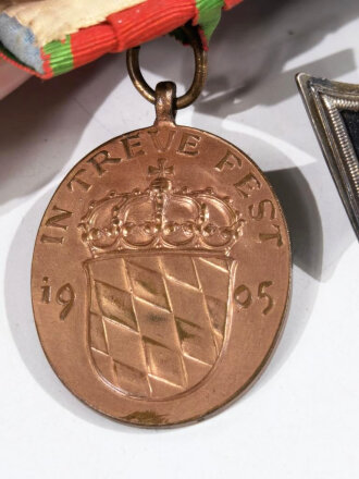 Ordenspange eines tapferen Bayern. Der Militär Verdienst Orden mit Emailleschaden im unteren Kreuzarm vorder- und rückseitig das Medaillon aus gold