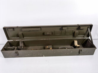 Transportkasten zum Entfernungsmesser 36 der Wehrmacht, überlackiertes Stück, die Inneneinteilung zum Teil neuzeitlich ergänzt