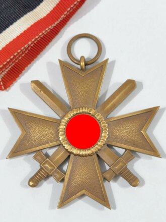 Kriegsverdienstkreuz 2. Klasse 1939 mit Schwerter/ Hersteller 11 im Bandring für " Grossmann & Co, Wien" sehr schöner Zustand mit langem Bandabschnitt