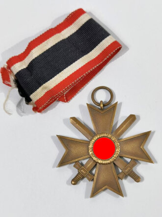 Kriegsverdienstkreuz 2. Klasse 1939 mit Schwerter/ Hersteller 11 im Bandring für " Grossmann & Co, Wien" sehr schöner Zustand mit langem Bandabschnitt