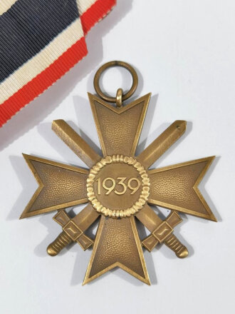 Kriegsverdienstkreuz 2. Klasse 1939 mit Schwerter/ Hersteller 11 im Bandring für " Grossmann & Co, Wien" sehr schöner Zustand mit langem Bandabschnitt