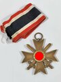 Kriegsverdienstkreuz 2. Klasse 1939 mit Schwerter/ Hersteller 11 im Bandring für " Grossmann & Co, Wien" sehr schöner Zustand mit langem Bandabschnitt