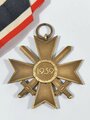 Kriegsverdienstkreuz 2. Klasse 1939 mit Schwerter/ Hersteller 11 im Bandring für " Grossmann & Co, Wien" sehr schöner Zustand mit langem Bandabschnitt