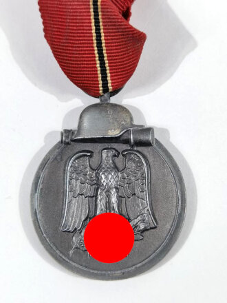Medaille " Winterschlacht im Osten" mit Hersteller 9 im Bandring für Liefergemeindschaft Pforzheimer Schmuckhandwerker, Pforzheim