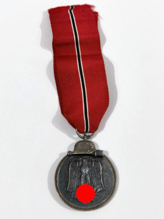 Medaille " Winterschlacht im Osten" mit Hersteller 4 im Bandring für Steinhauer & Lück, Lüdenscheid.