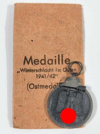 Medaille " Winterschlacht im Osten" mit Hersteller 76 im Bandring für Ernst L. Müller, Pforzheim mit passender Verleihungstüte. Seltener zu finden